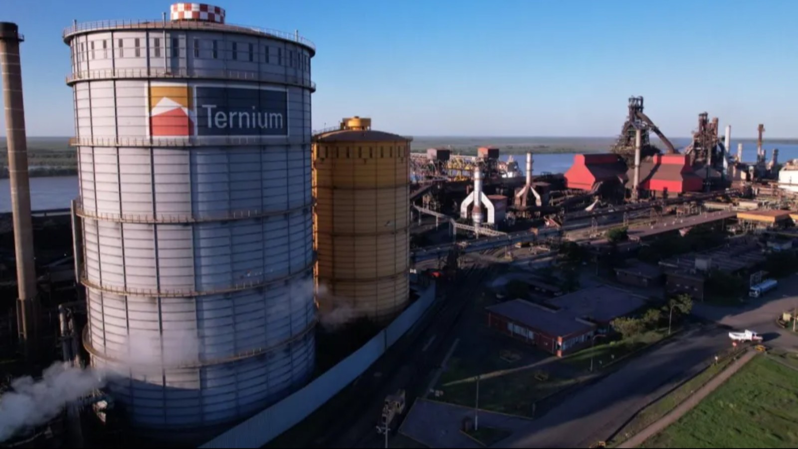 Bobinas de acero laminado en caliente en planta siderúrgica, aumento precios Ternium Acindar mayo 2026