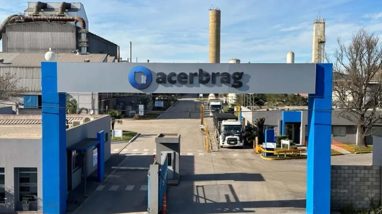 Planta industrial de producción de acero largo en Argentina, horno eléctrico y laminación en operación.