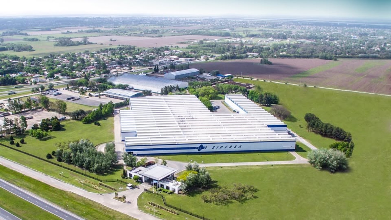 Vista aérea del complejo industrial de SIDERSA en San Nicolás, provincia de Buenos Aires, con sus naves de procesamiento de chapas y la obra de la nueva acería en construcción.