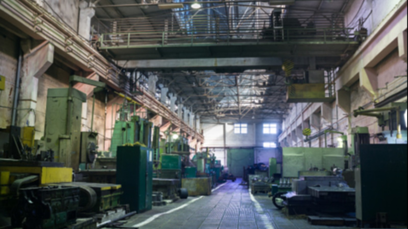 Planta industrial metalúrgica sin actividad, maquinaria estática, interior vacío