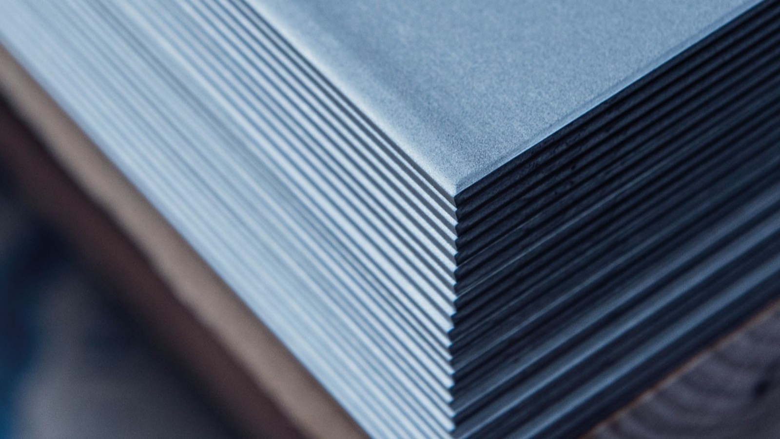 Chapa laminada en caliente decapada, superficie gris mate, lista para corte láser o pintura