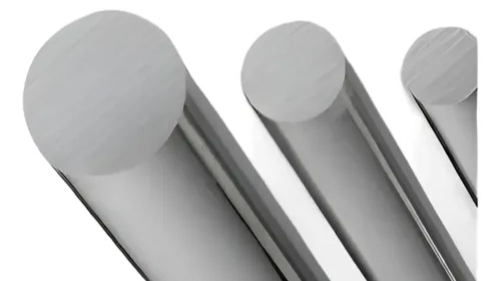 Barras de acero SAE 1045 laminado en caliente apiladas en taller metalúrgico argentino