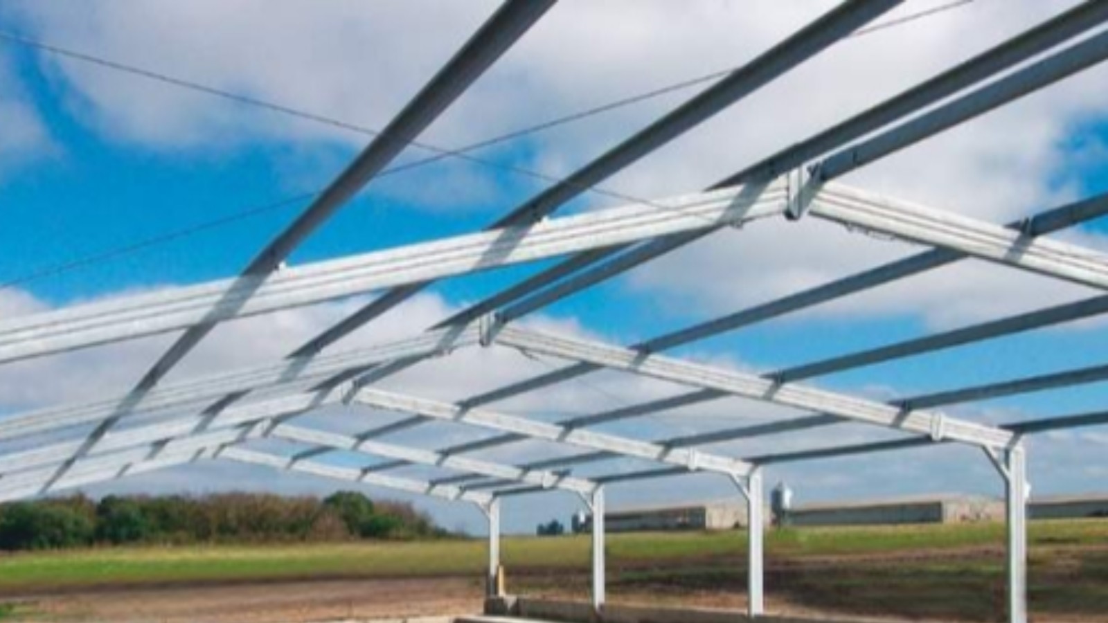 Estructura de acero de galpón industrial en construcción con perfiles C Z y vigas laminadas Argentina