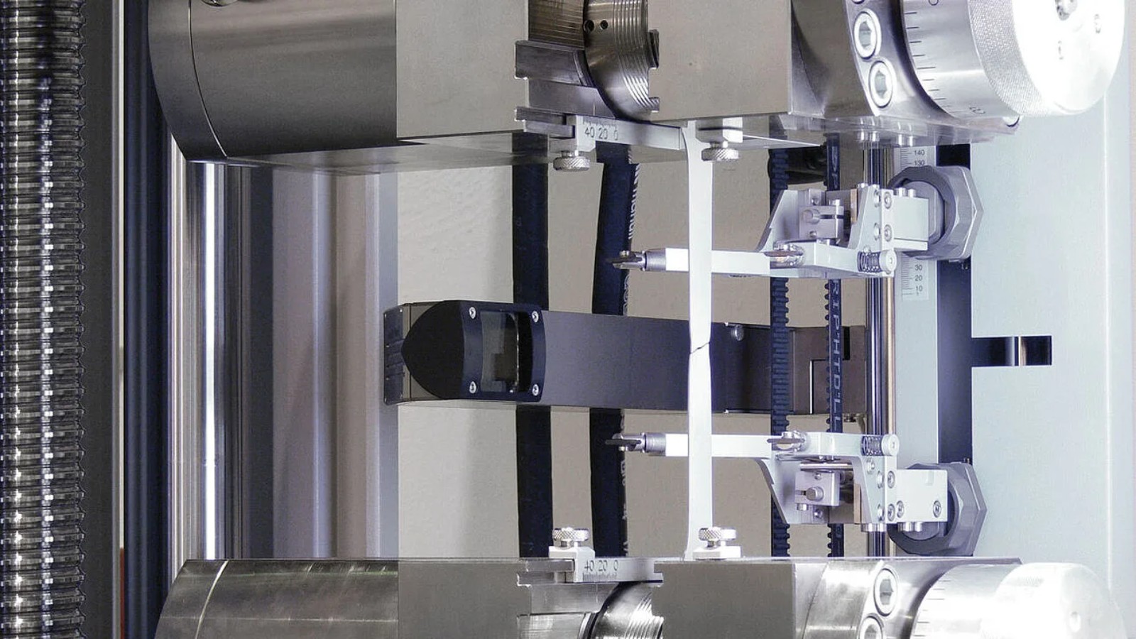 Probeta de acero estructural en máquina de ensayo de tracción — laboratorio metalúrgico Argentina