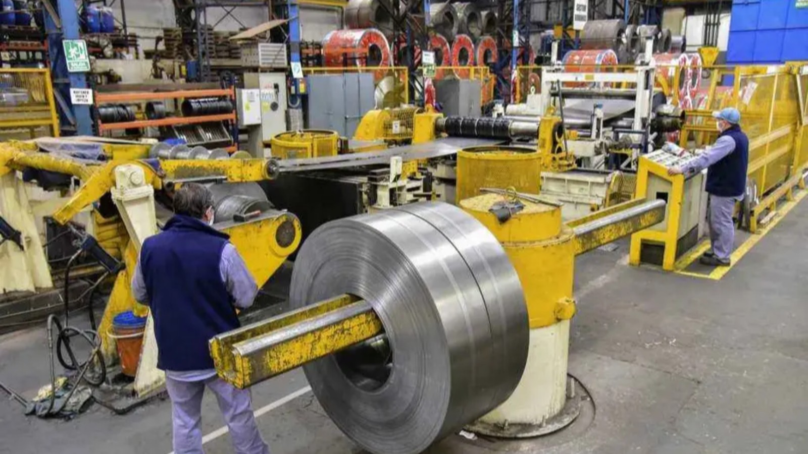 Línea de producción industrial argentina con maquinaria pesada, retenciones exportaciones acero metalurgia 2026