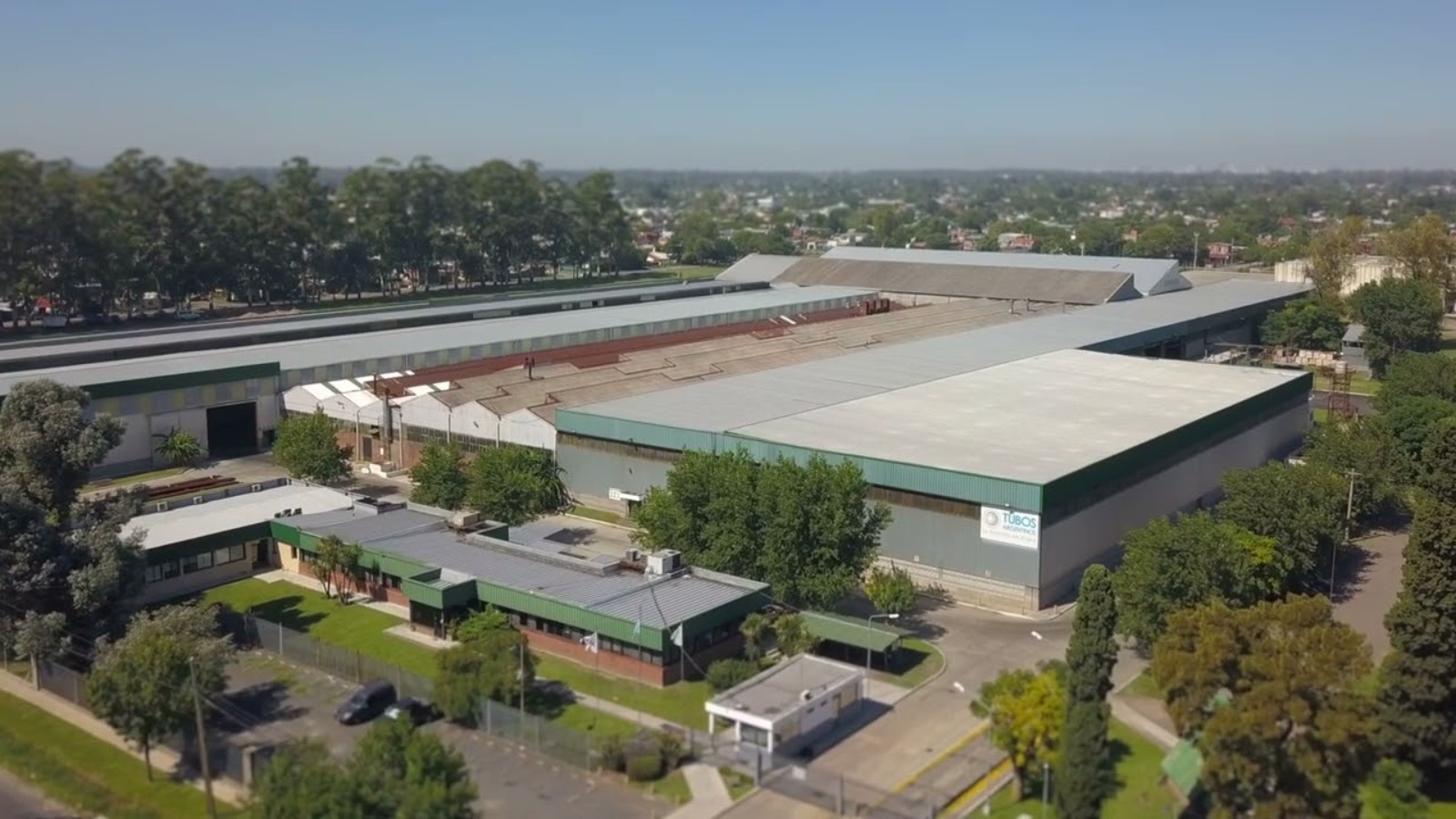 Planta de tubos de acero estructurales en centro de servicios metalúrgico argentino