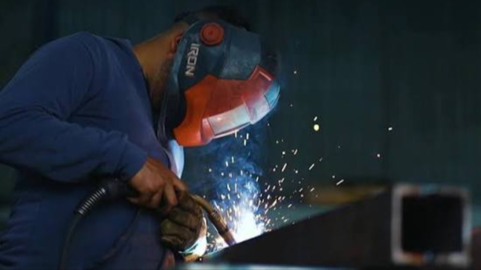 Taller metalmecánico misionero con maquinaria de corte y conformado de chapa en producción