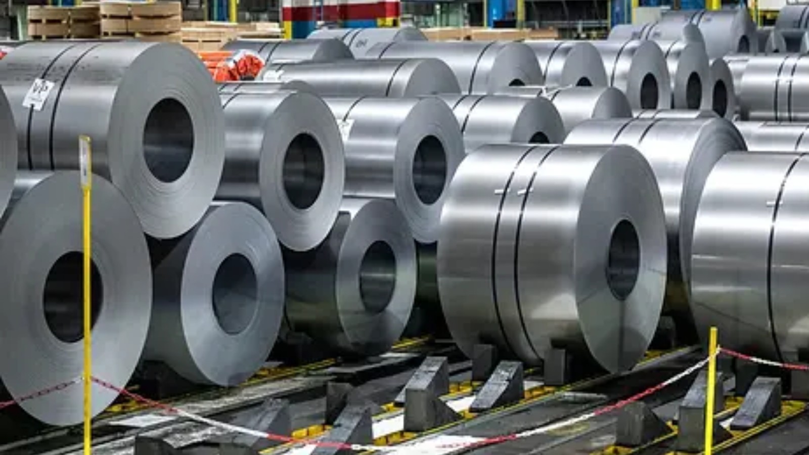 Bobinas de acero laminado en planta siderúrgica argentina tras el Decreto 566/2026