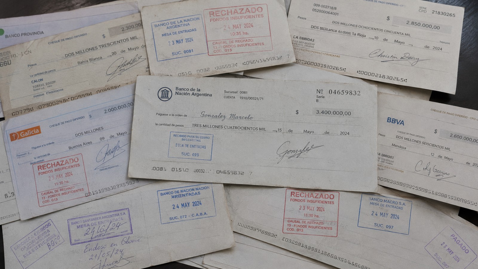 Fábrica metalúrgica argentina con maquinaria parada, escena de crisis productiva y financiera