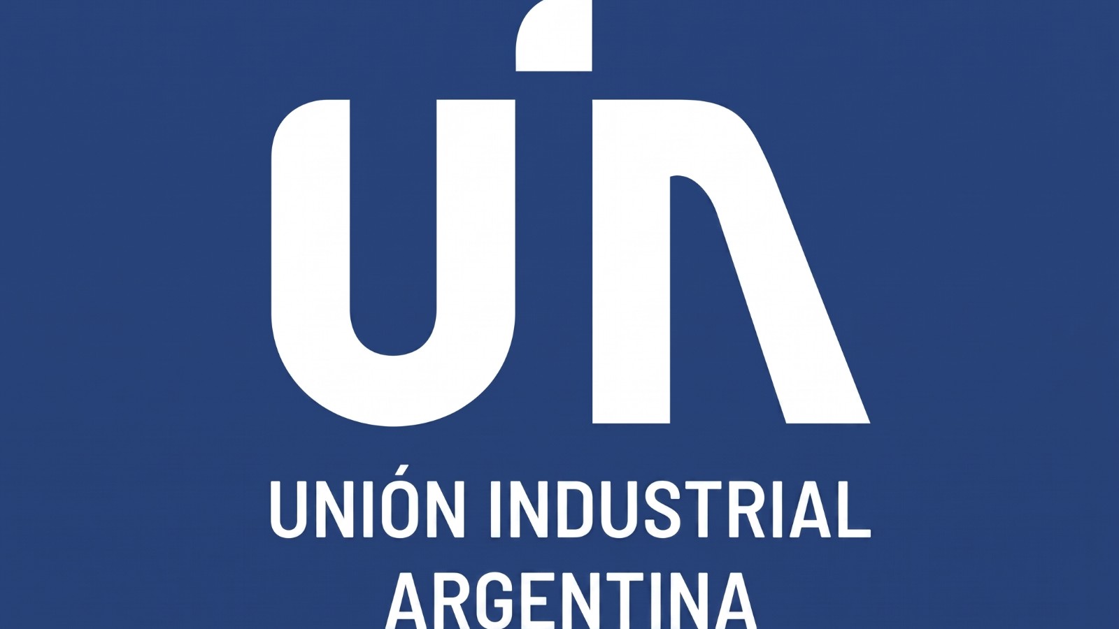 Planta industrial pyme en Argentina con maquinaria y un trabajador, en el marco de la crisis fiscal del sector